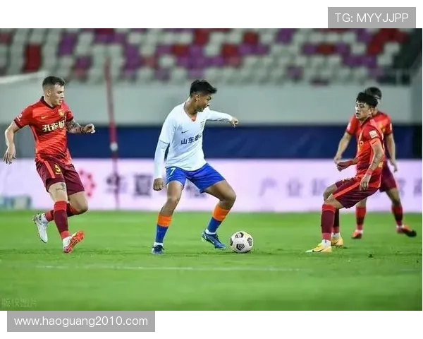 国安赛前训练迎张玉宁强势回归 侯森因身体状况缺席引发外界高度关注